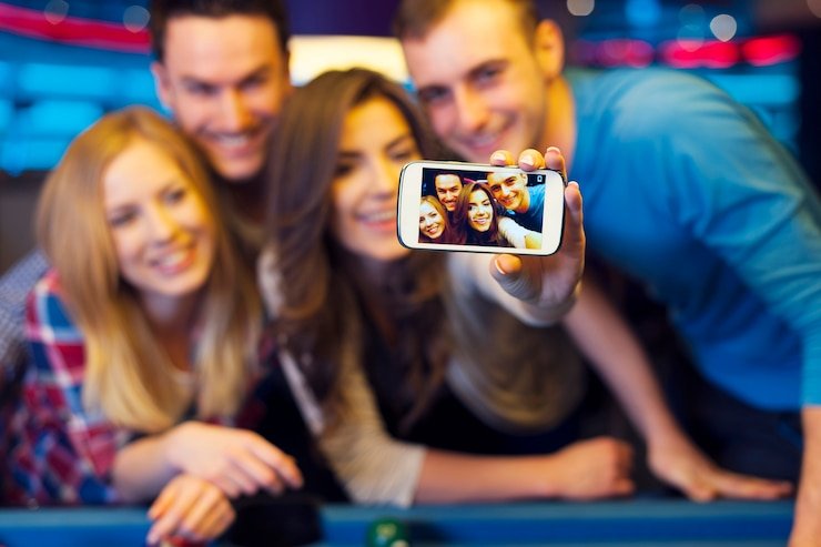 Dealer Lightning Dice di platform akar toto melempar tiga dadu secara langsung